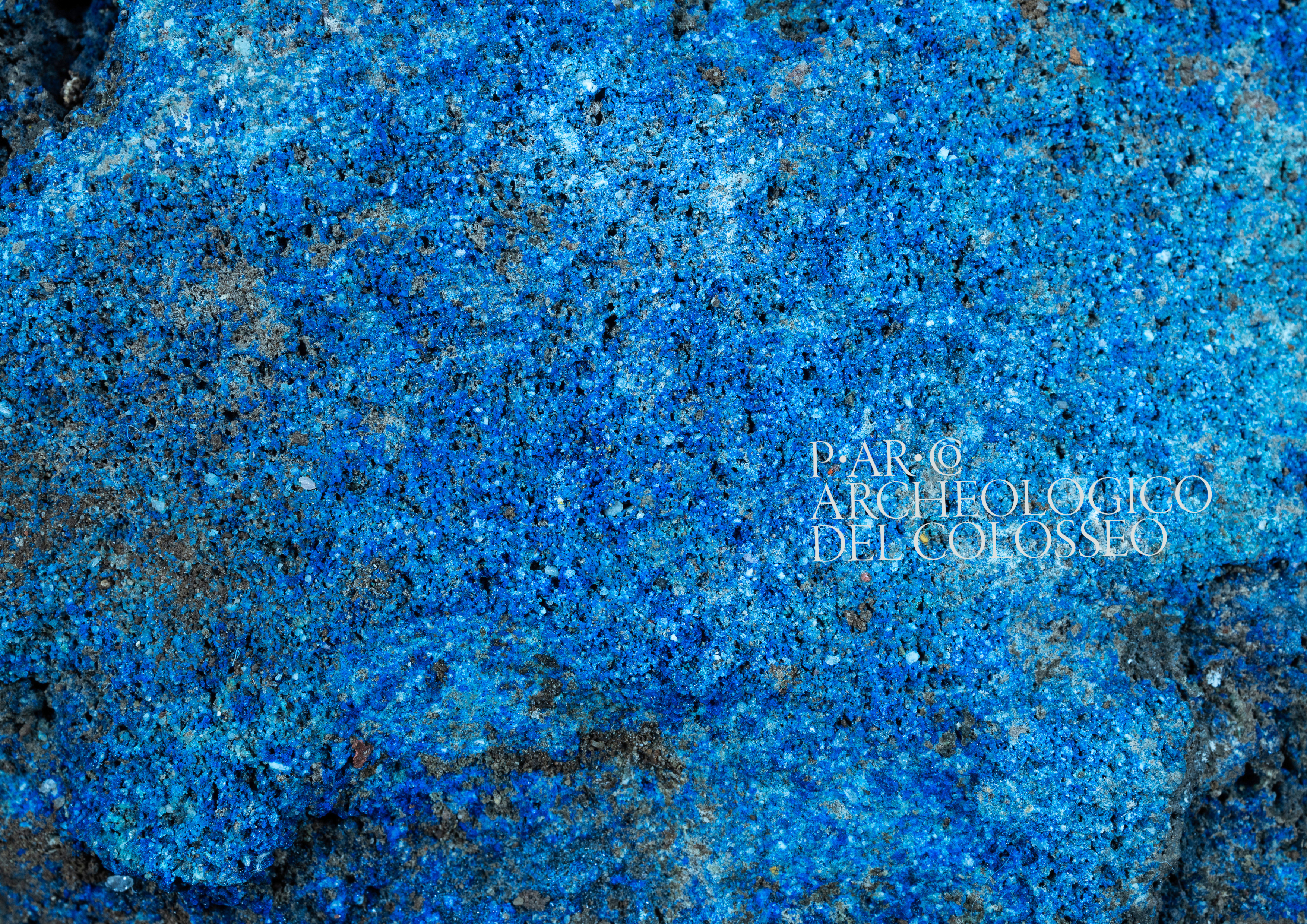 ROMA, 20/01/2025.- La 'Domus Aurea', la residencia del emperador romano Nerón, ha revelado los preciados pigmentos usados hace dos milenios en su decoración, como un raro lingote de azul egipcio, anunciaron este lunes los responsables del hallazgo, hallado en un almacén."La 'Domus Aurea' una vez más emociona demostrando el brillo de los colores empleados por los pintores que, con destreza, decoraron las estancias de este precioso y refinado palacio imperial", declaró la directora del Parque del Coliseo, Alfonsina Russo. Los pigmentos han sido encontrados gracias a una investigación reciente en dos almacenes utilizados durante la construcción de esta villa romana por orden del emperador Nerón tras el incendio que arrasó la ciudad en el año 64 d.C. EFE/Oficina de prensa del Parque Arqueológico del Coliseo/SOLO USO EDITORIAL/SOLO DISPONIBLE PARA ILUSTRAR LA NOTICIA QUE ACOMPAÑA (CRÉDITO OBLIGATORIO)