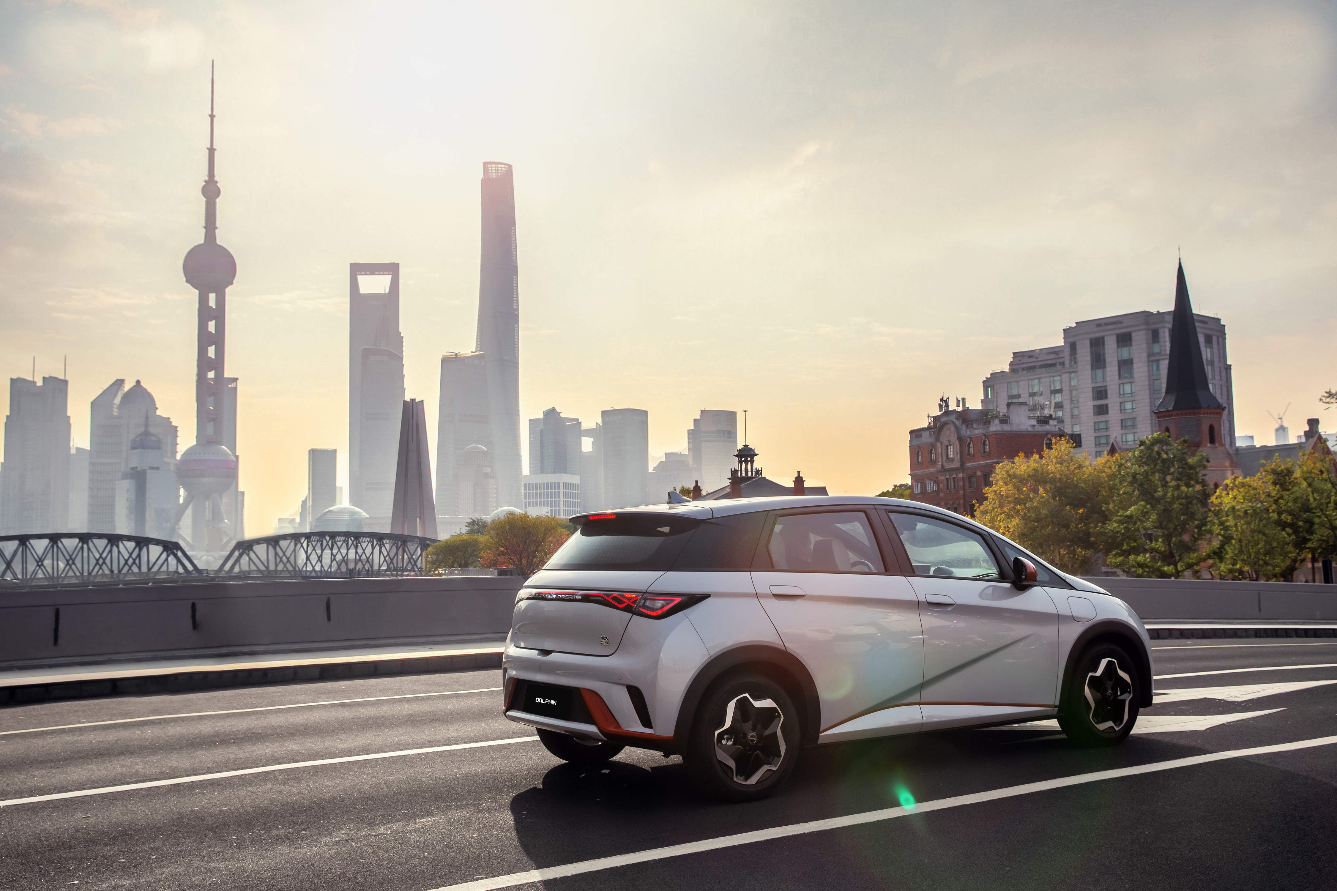 El diseño del nuevo BYD Dolphin está inspirado en la “estética marina”. Sus luces delanteras y traseras cuentan con tecnología LED.