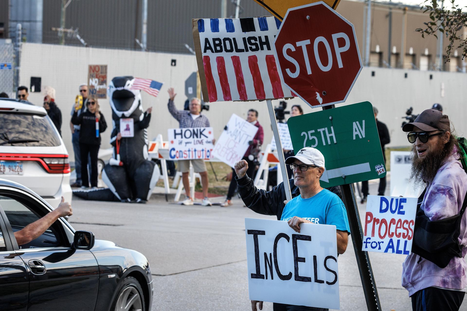 BROADVIEW (United States), 14/10/2025.- Activists attend a demonstration outside the US Immigration and Customs Enforcement (ICE) detention facility in Broadview, Illinois, USA, 14 October 2025. The protests against ICE are rooted in concerns about civil rights, local community safety, and alleged overreach by federal enforcement. (Protestas) EFE/EPA/CRISTOBAL HERRERA-ULASHKEVICH
