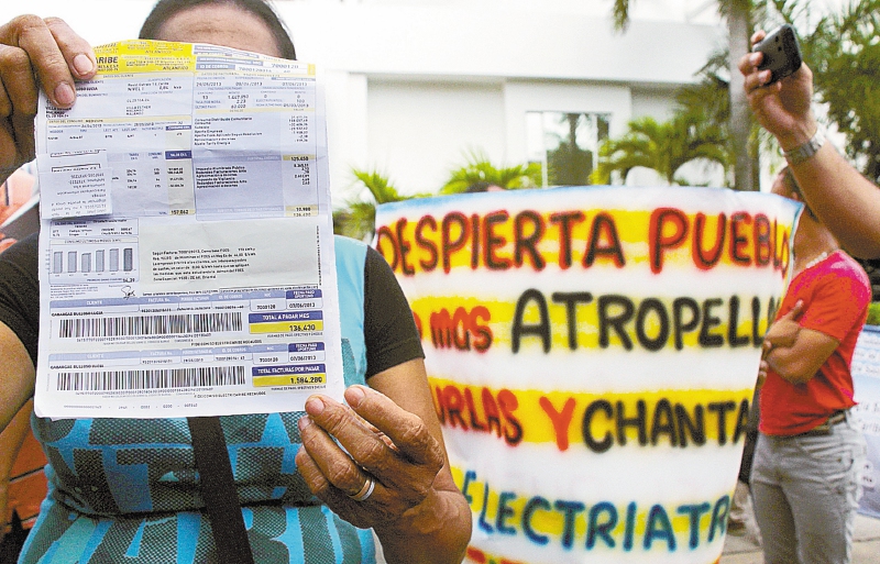 Con frecuencia, la población de los siete departamentos donde Electricaribe presta su servicio sale a marchar por los constantes cortes. / Samuel Losada
