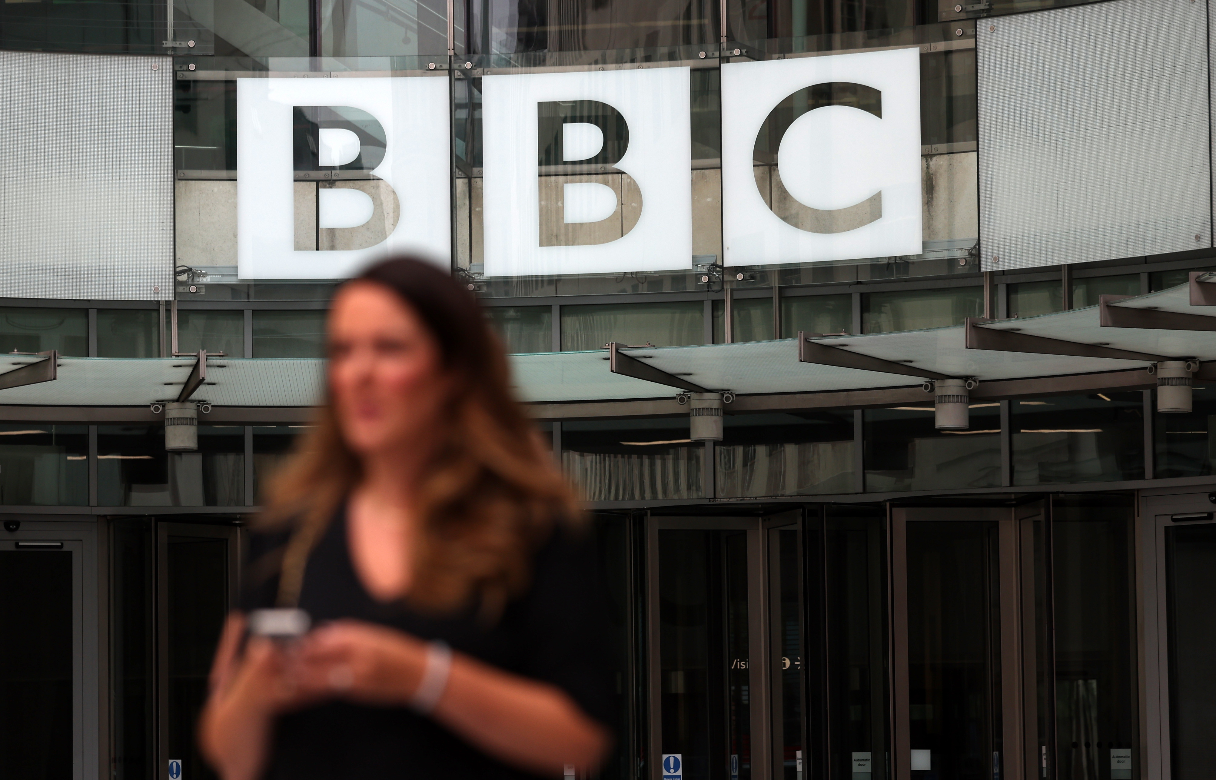 Tim Davie, director de la BBC, dimitió tras polémica por documental sobre Donald Trump