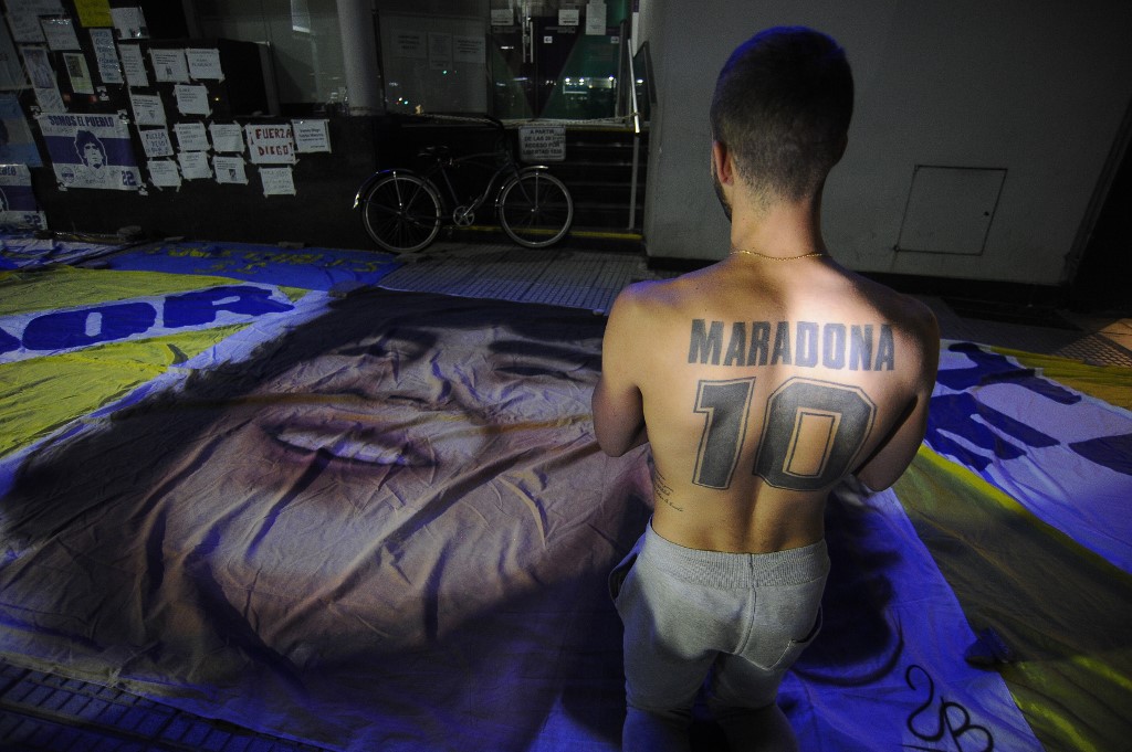 Cientos de seguidores de Maradona se han hecho presentes a las afueras del centro médico en el que se encuentra hospitalizado el entrenador de Gimnasia y Esgrima de La Plata.