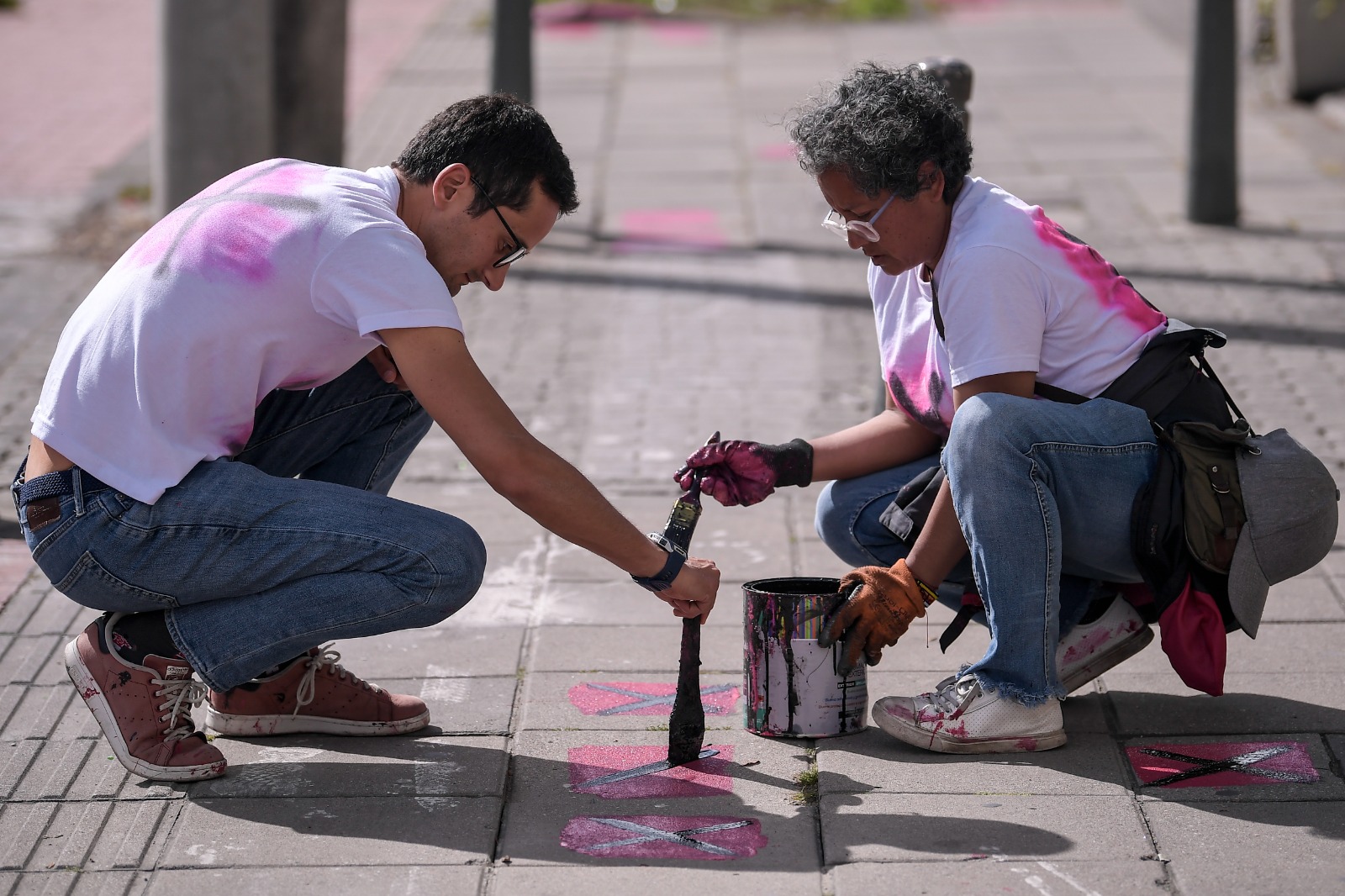 En imágenes: ¿Ha visto estas marcas? Conozca quiénes las hacen en los andenes