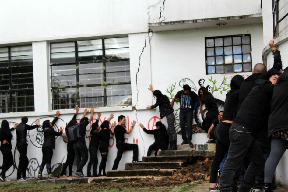 Los estudiantes de la facultad han adelantado diversas manifestaciones simbólicas para advertir la situación del edificio. /Foto: Tomada de Twitter @JKecheverri