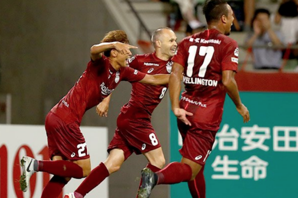Iniesta se viste de Bergkamp en su primer gol en la liga japonesa
