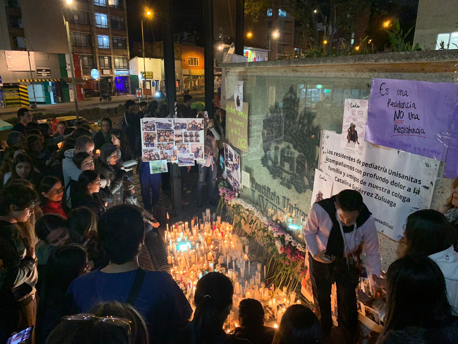 Hacen velatón en Universidad Javeriana por fallecimiento de médica residente