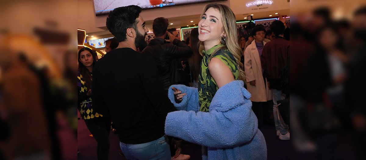 ¡Qué buena compañía! Olga Lucia Vives de Ventino con un simpático hombre en cine