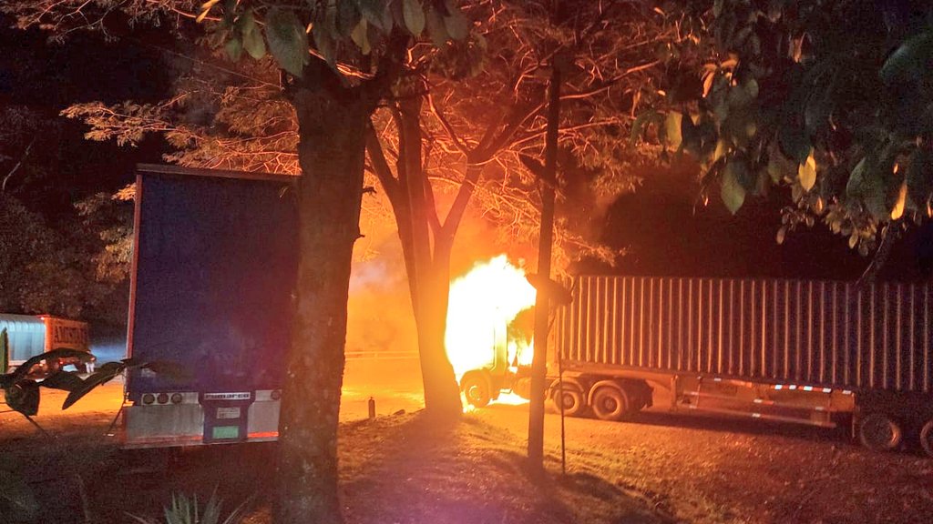 Quemaron dos vehículos de carga en un parqueadero de Puerto Valdivia, Antioquia