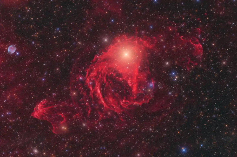 "Esta es una imagen absolutamente impresionante de la estrella YY Hya y su entorno interestelar. Sorprendentemente, la nebulosa fue descubierta durante una búsqueda de nebulosas de emisión galáctica desconocidas hasta entonces. Tras más de 360 horas de exposición, el fotógrafo reveló un precioso remanente estelar ultraprofundo. Esta imagen no sólo es realmente cautivadora, sino que también sirve como una fantástica ilustración de cómo los aficionados y los astrónomos profesionales pueden unirse y lograr grandes resultados a través de la colaboración", dijo Yuri Beletsky, juez de la competencia.