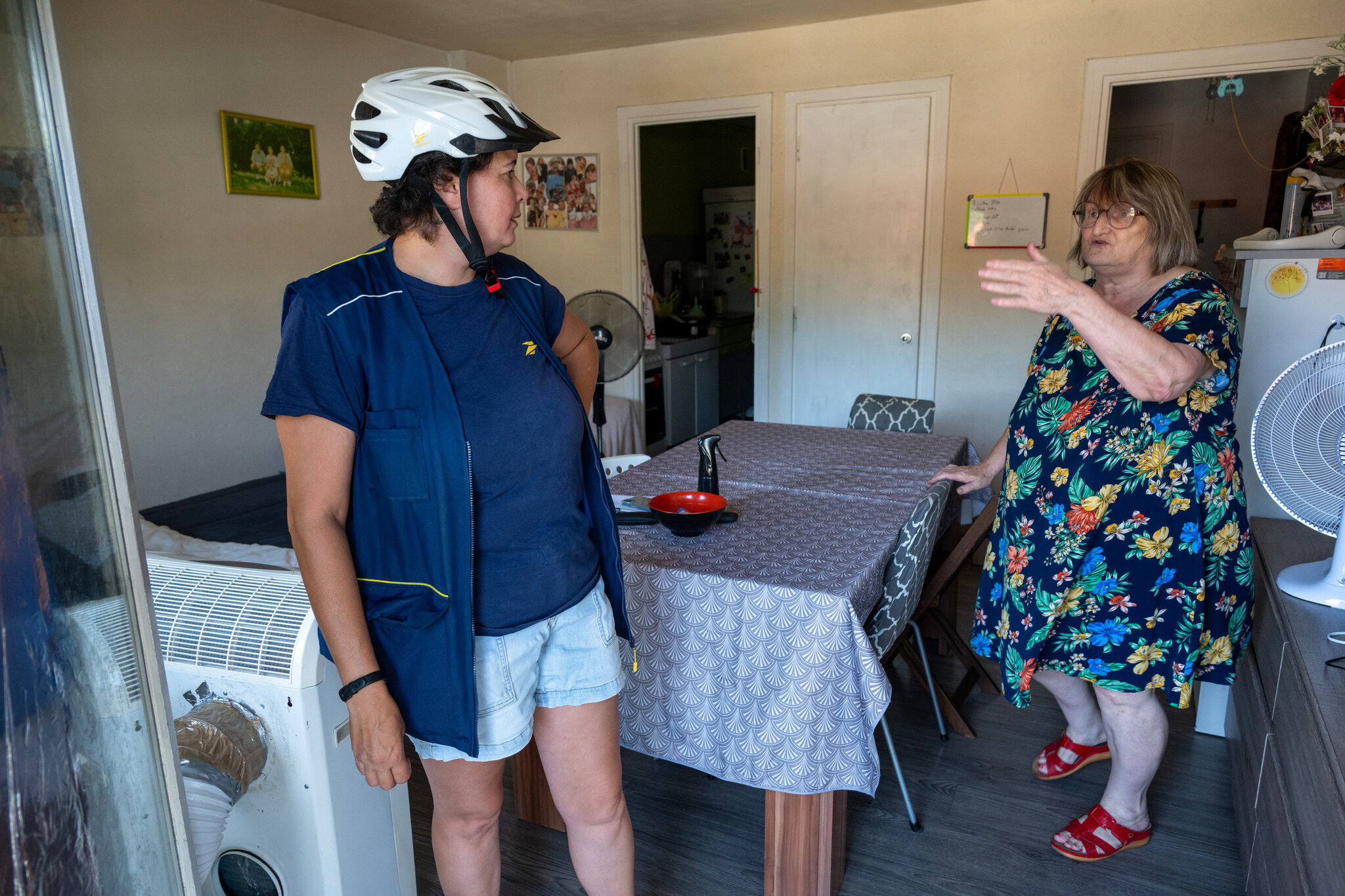 Bajo el calor de Francia, los carteros acuden al rescate de los adultos mayores