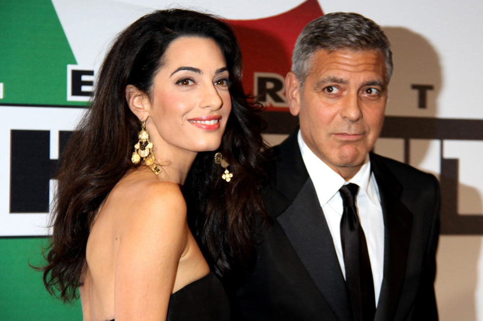 George Clooney posa con su prometida por primera vez en la alfombra roja