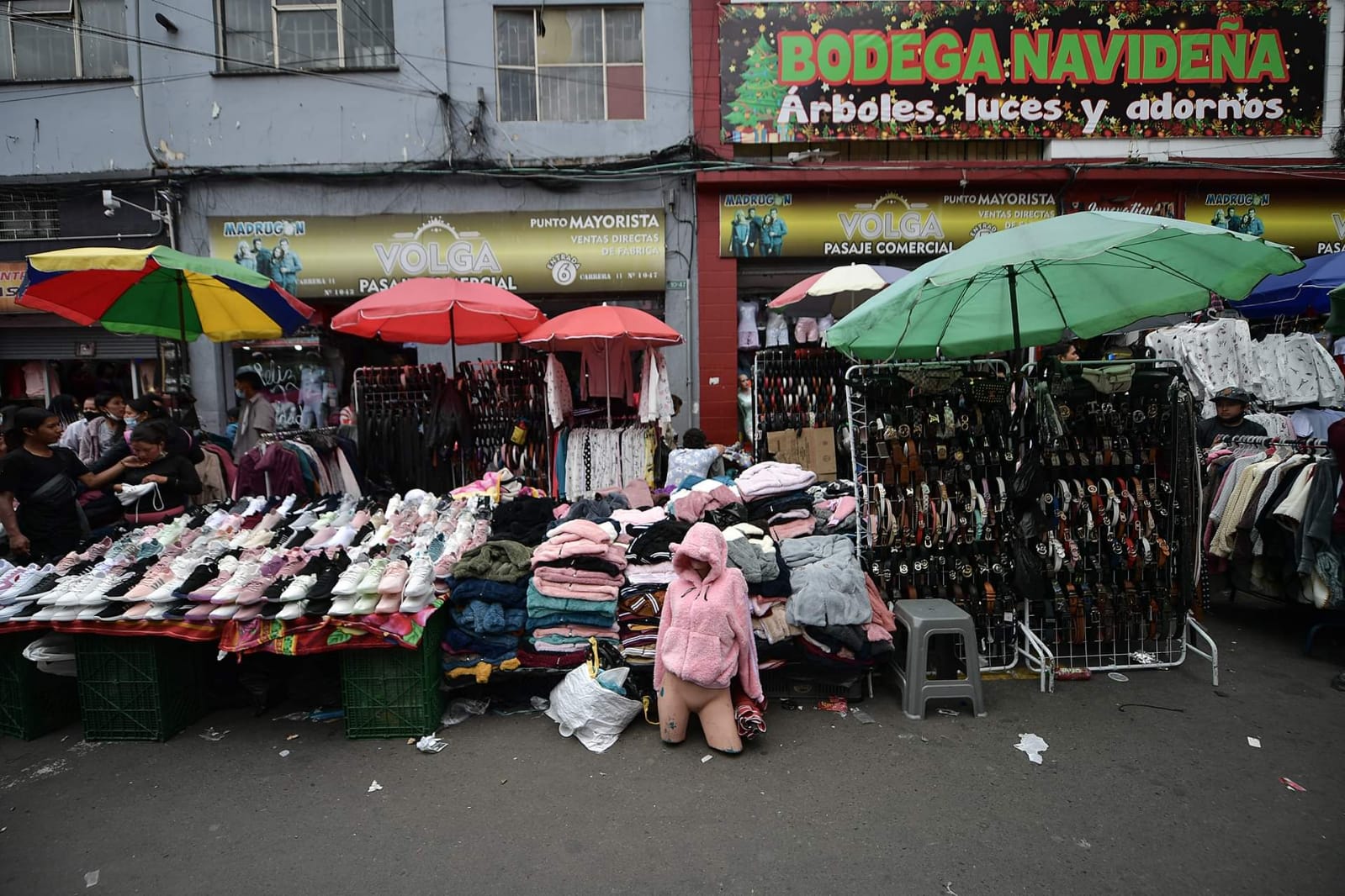 Los comerciantes exponen su mercancía a las afuera de los centros comerciales de la zona, a la espera de los clientes que en los próximos días llegarán a hacer sus compras navideñas.
