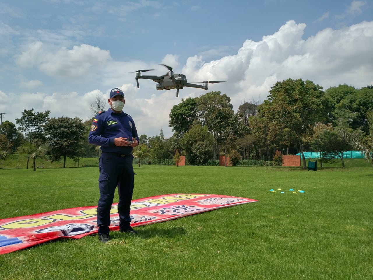 En Bogotá, bomberos reciben capacitación para el manejo de drones en situaciones de emergencia