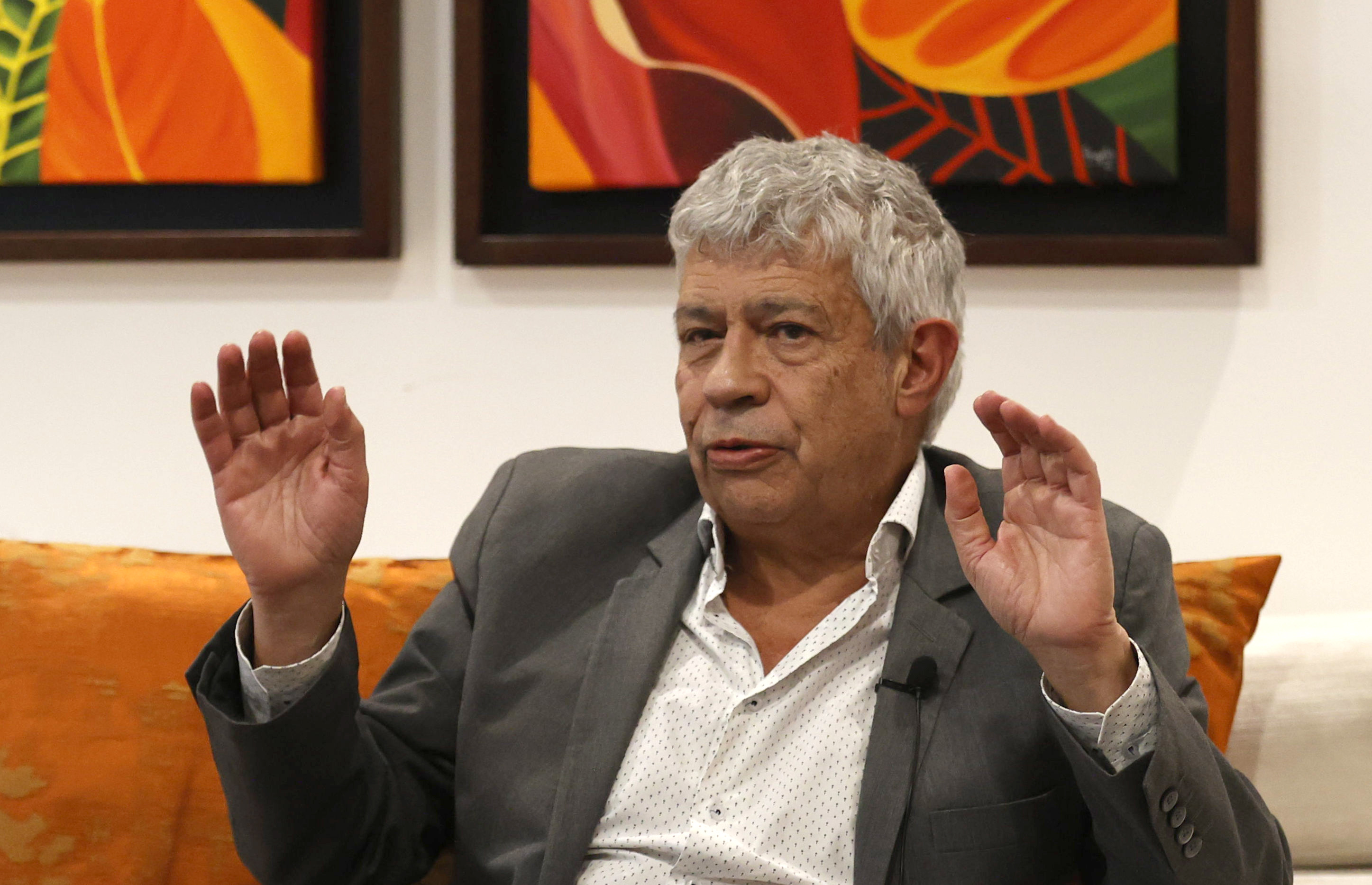 AME7263. BOGOTÁ (COLOMBIA), 07/03/2025.- El filósofo y economista Jorge Iván González habla durante una entrevista con EFE este miércoles, en Bogotá (Colombia). Colombia debe mantener la exploración y explotación de petróleo porque necesita los recursos que produce el crudo para hacer la transición energética que promueve el presidente Gustavo Petro, asegura González, quien fue su primer director del Departamento Nacional de Planeación (DNP). EFE/Mauricio Dueñas Castañeda