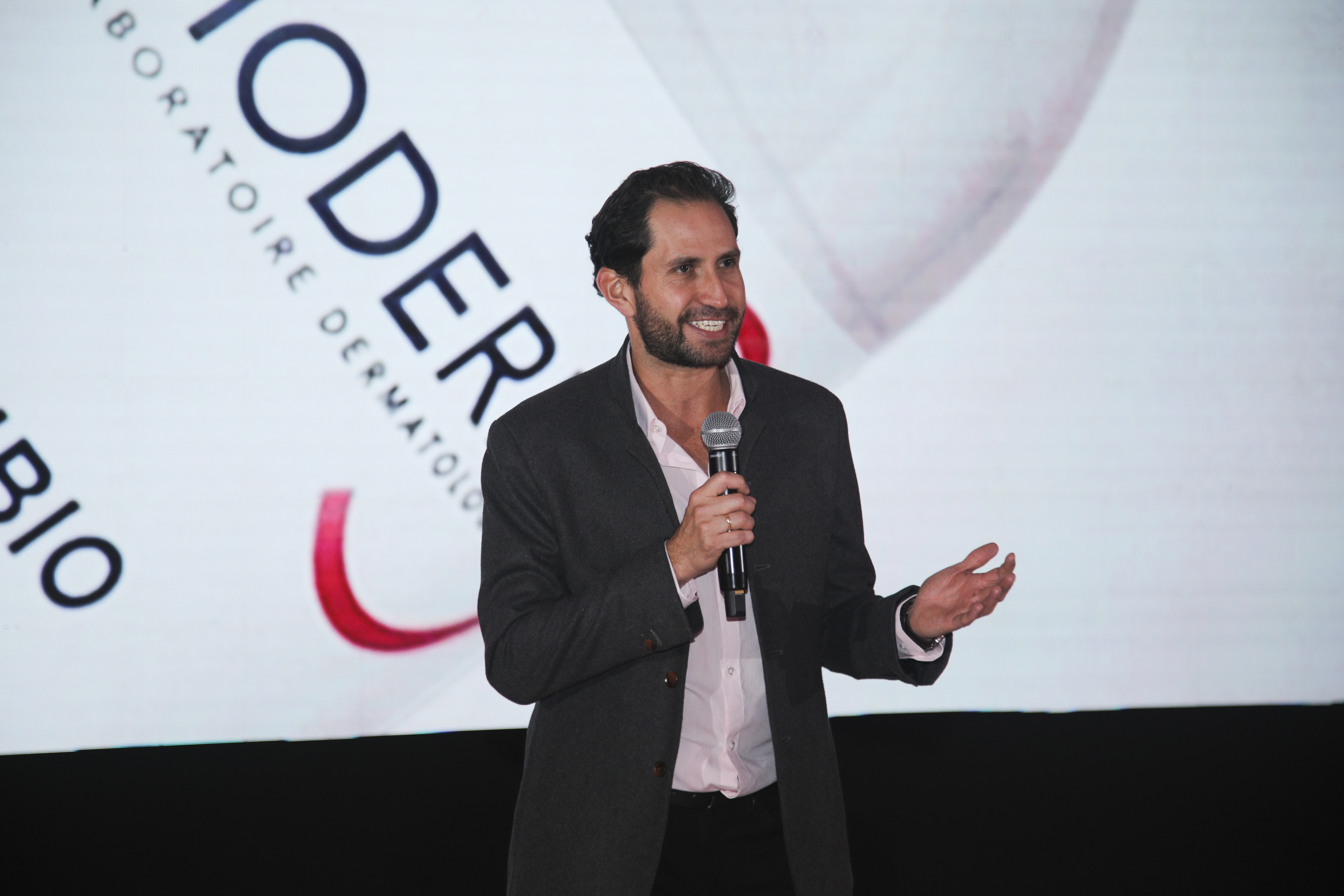 Ricardo Pulido – General Manager NAOS explicó durante la apertura del evento que más allá de la limpieza, Sensibio H2O ofrece verdaderos beneficios para el cuidado de la piel que se multiplican si no se enjuaga.