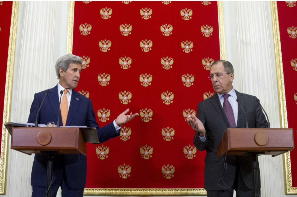 El jefe de la diplomacia rusa Serguei Lavrov.(derecha) en Moscú en una conferencia de prensa luego de cuatro horas de conversaciones entre el secretario de Estado estadounidense John Kerry (izquierda) y Vladimir Putin. /AFP