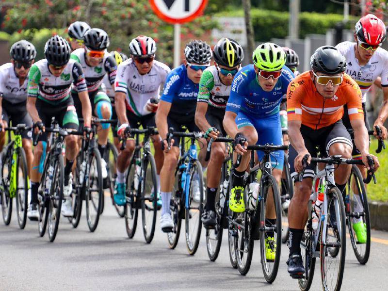 Con 173 pedalistas comienza este viernes la edición 2021 de la Vuelta a Colombia en bicicleta, una lucha entre generaciones. / FCC