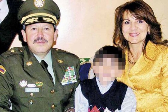 Elba Pulido junto con su esposo, el general (r) Flavio Buitrago. Ella se encuentra en detención domiciliaria y él, por su parte, recluido en Cespo. / Cortesía