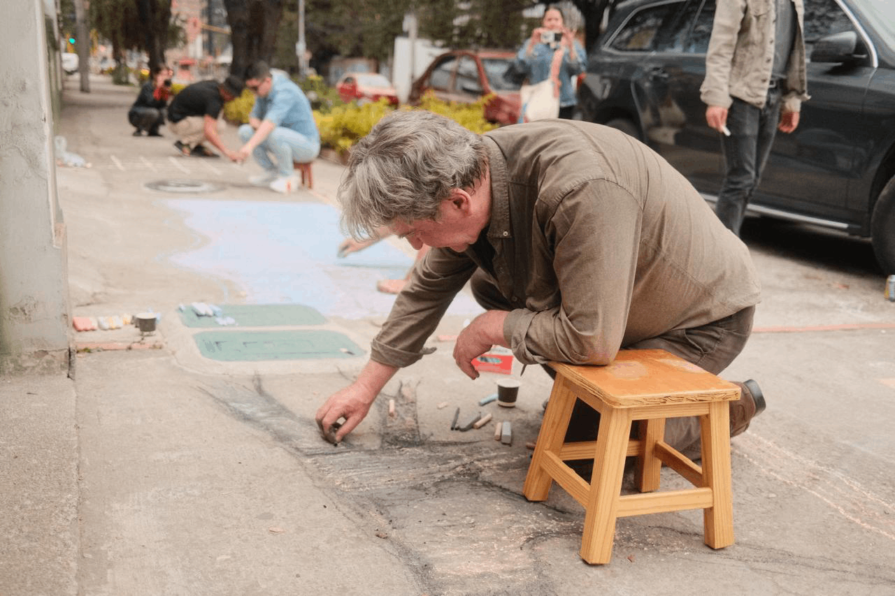 Arte en la calle: Dibujar con tiza sobre el andén