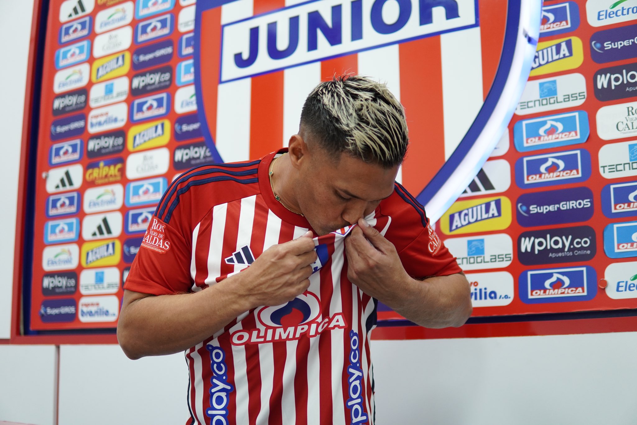 Teófilo Gutiérrez firmó su contrato y ya posó con la camiseta de Junior: video