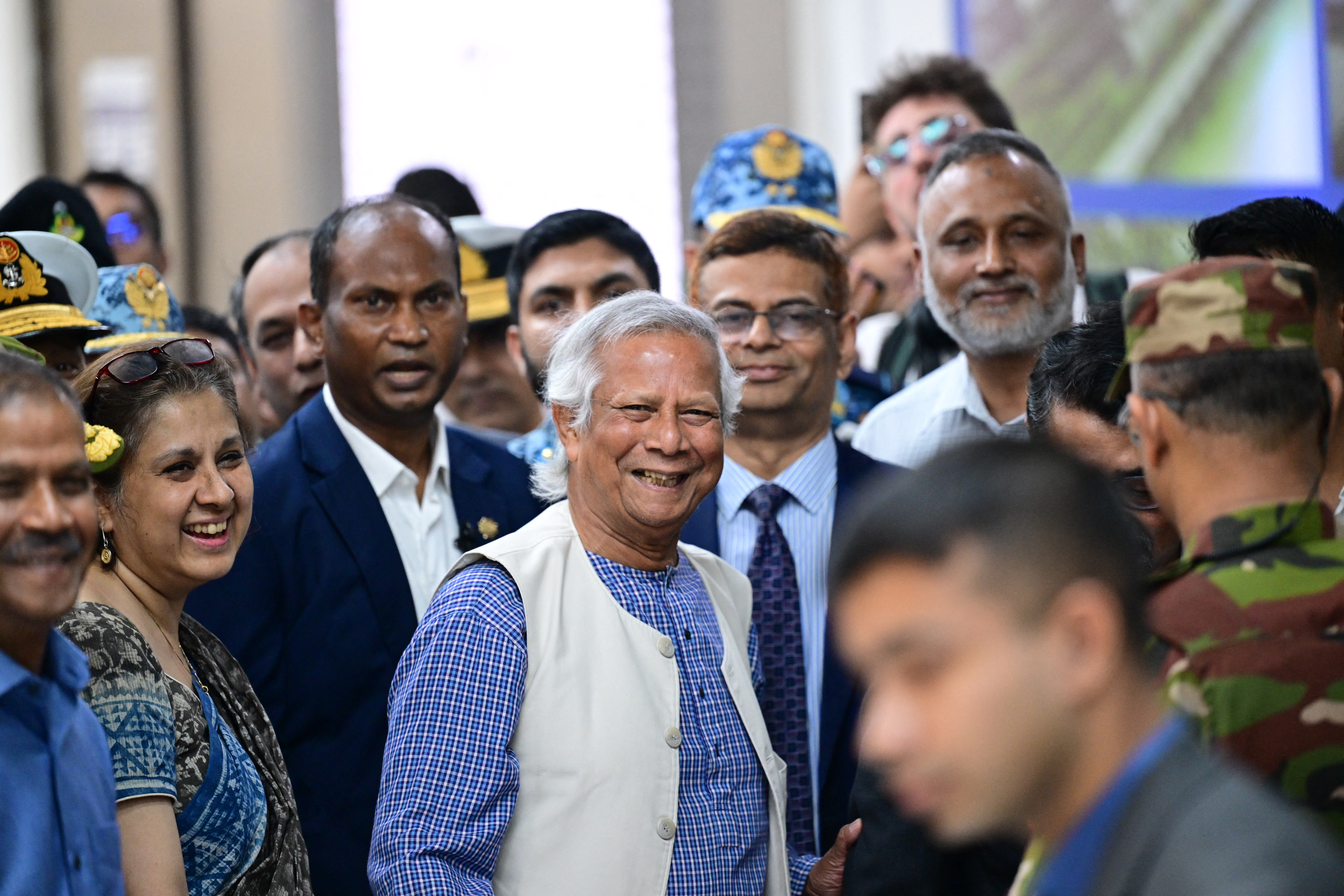 El nobel Yunus aterrizó en Bangladés para iniciar “una segunda independencia”