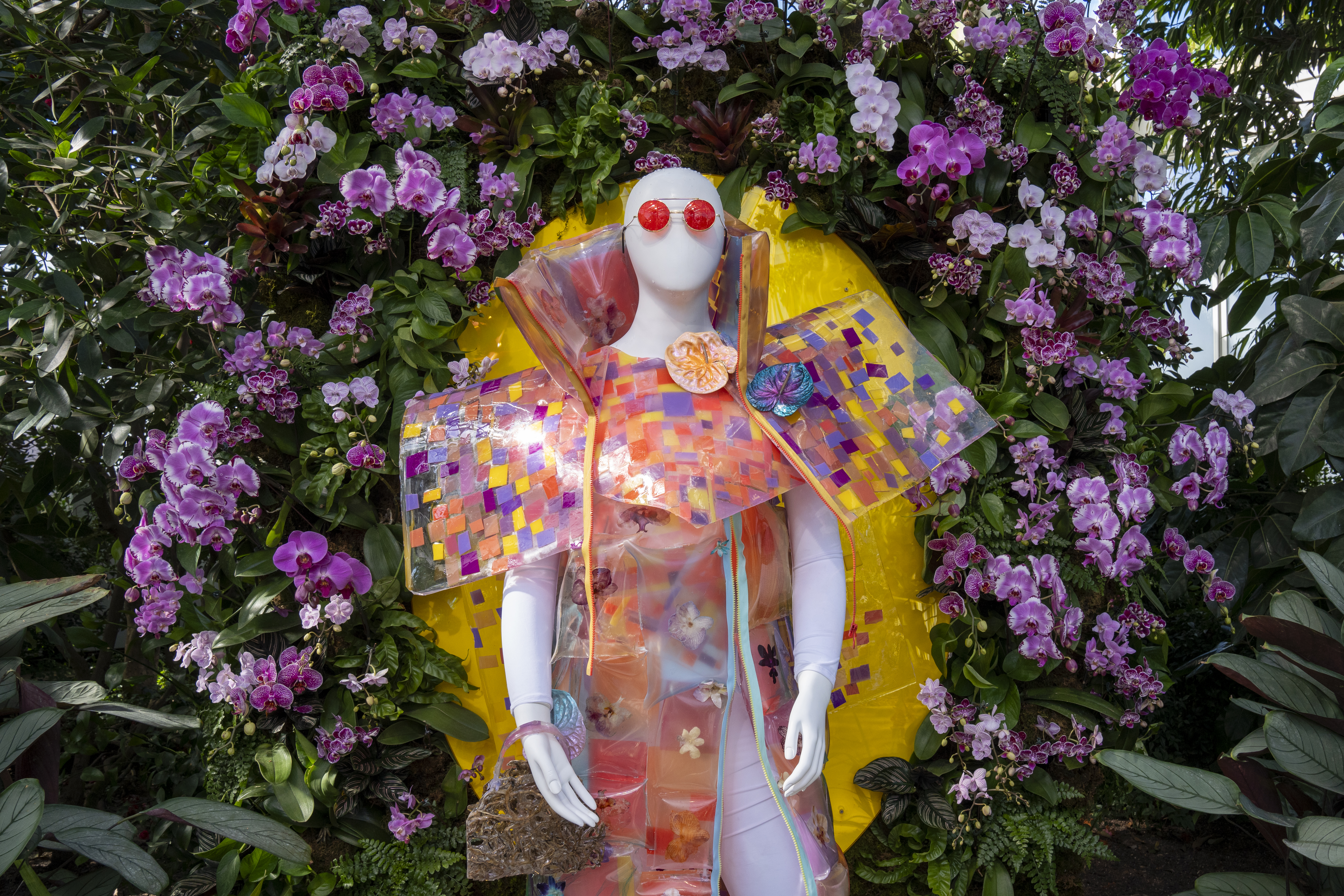 ACOMPAÑA CRÓNICA USA2288. NUEVA YORK (NY, EEUU), 14/02/2024.- Fotografía de un maniquí puesto junto a un arreglo de orquídeas durante un pase de la prensa al espectáculo 'The Orchid Show: Florals in Fashion' ('El espectáculo de las orquídeas: Florales en la moda') realizado este miércoles en el Jardín Botánico del Bronx en Nueva York (EEUU). Unas 4.000 orquídeas de todos los colores y tamaños marcan tendencia desde este miércoles en el Jardín Botánico de Nueva York, donde estas fascinantes flores tropicales asoman entre las ramas de los árboles pero también forman extravagantes prendas. EFE/Ángel Colmenares