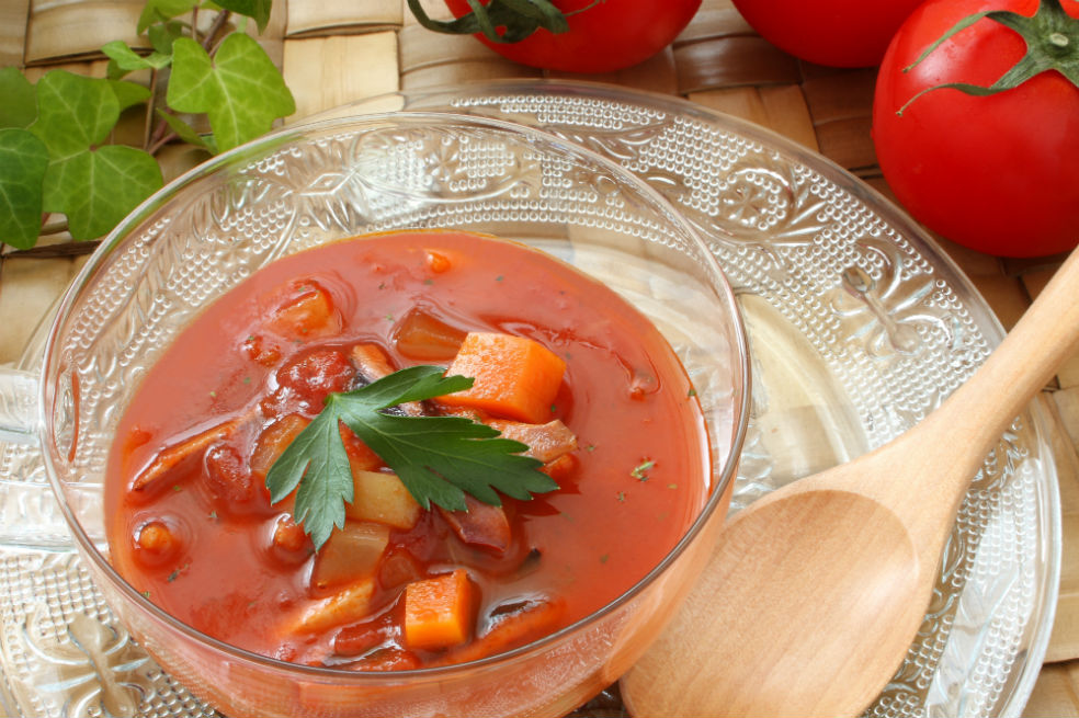 Caldo atomatado con fideos y vegetales