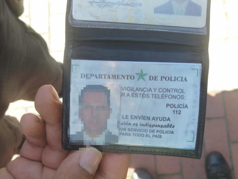 El sujeto capturado portaba un carné falso de la Policía Nacional.