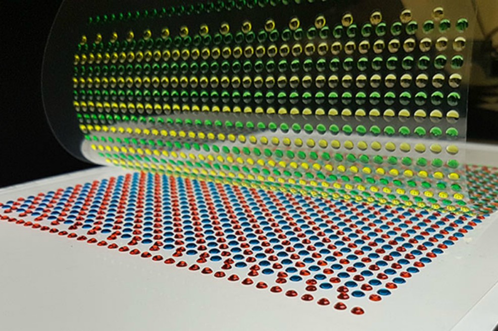 'Órgano' eléctrico artificial inspirado en el de las anguilas. Con una impresora 3D se depositan matrices de geles sobre dos sustratos de plástico. En uno se ponen geles alternos de alta salinidad y baja salinidad (rojos y azules, respectivamente), y en el otro, los geles selectivos de cationes y aniones (verdes y amarillos). Cuando se superponen, se conectan para formar un circuito de 612 células de gel que produce hasta 110 voltios. /