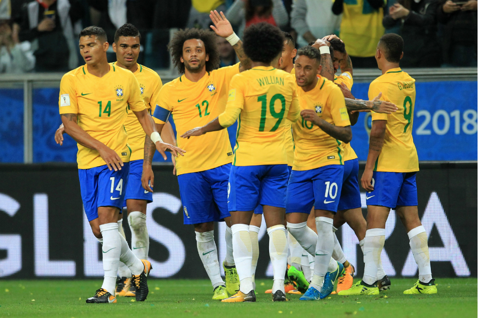 Brasil piensa en Colombia tras vencer 2-0 a Ecuador