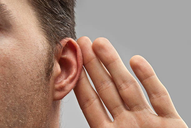 Los humanos tienen un músculo “fósil” en la oreja que hace que se mueva