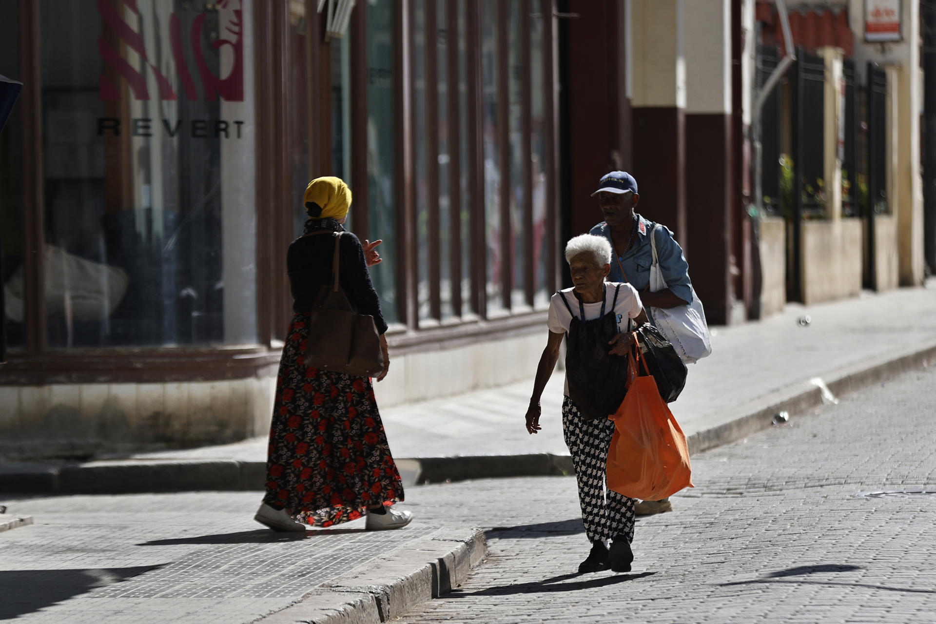 AME9794. LA HABANA (CUBA), 06/05/2026.- Fotografía del 2 de mayo de 2026 que muestra a personas caminando por una calle, en La Habana (Cuba). La captura estadounidense del venezolano Nicolás Maduro emerge como un parteaguas en las relaciones bilaterales entre Caracas y La Habana, que han pasado de estrechos aliados políticos y económicos a mantener una distancia plagada de silencios e incógnitas. EFE/ Ernesto Mastrascusa
