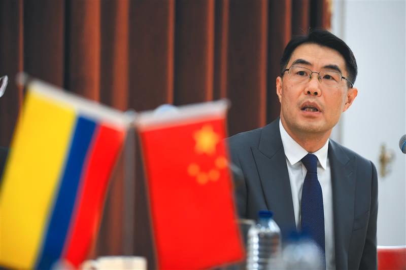 Este es Zhu Jingyang, el embajador chino en Colombia que cuestionó Bruce Mac Master