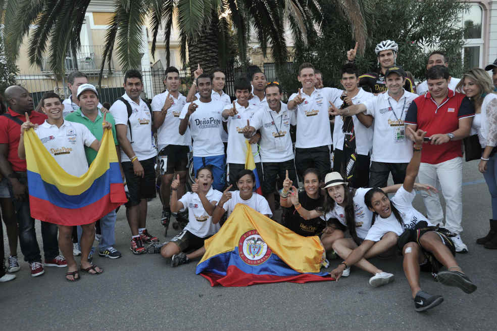 El equipo colombiano supercampeón mundial de patinaje en Italia.  / Fedepatín