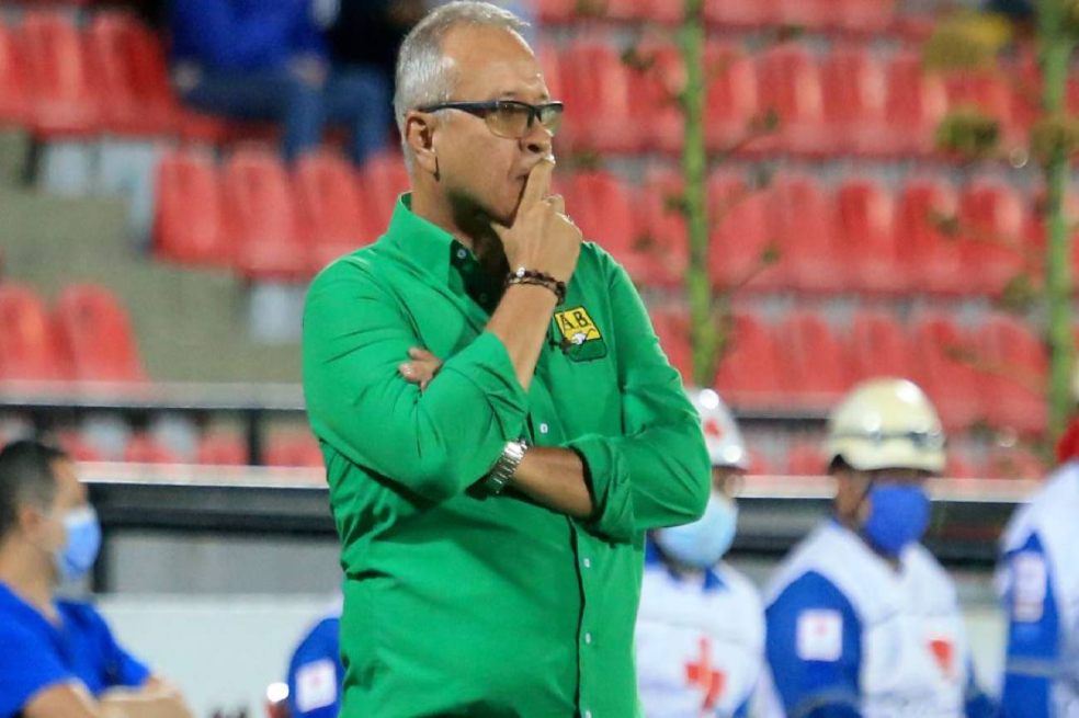 Otro más que se va: Óscar Upegui dejó de ser técnico de Bucaramanga