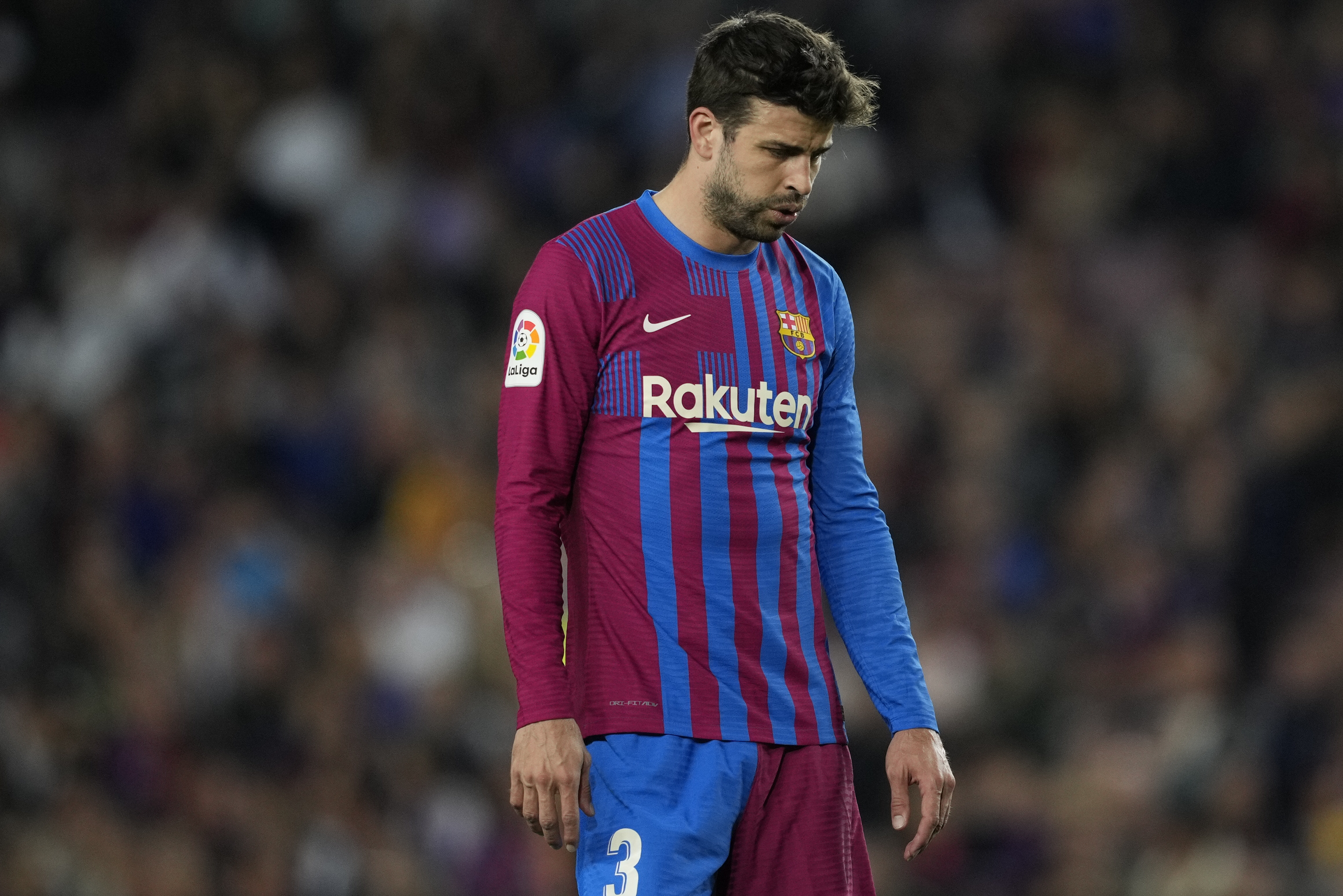 GRAF4209. BARCELONA, 03/11/2022.- Fotografía de archivo del pasado 1 de mayo de 2022 que muestra al defensa del FC Barcelona Gerard Piqué durante un partido de Liga en el Camp Nou. Piqué anunció este jueves su retirada del fútbol a cinco días de visitar El Sadar y que el partido del próximo sábado ante el Almería será el último encuentro que dispute en el Camp Nou, según publico en un vídeo publicado en sus redes sociales. EFE/Archivo/Alejandro García  Recursos de archivo del futbolista Gerard Piqué en  www.lafototeca.com: http://bit.ly/1i59iBB