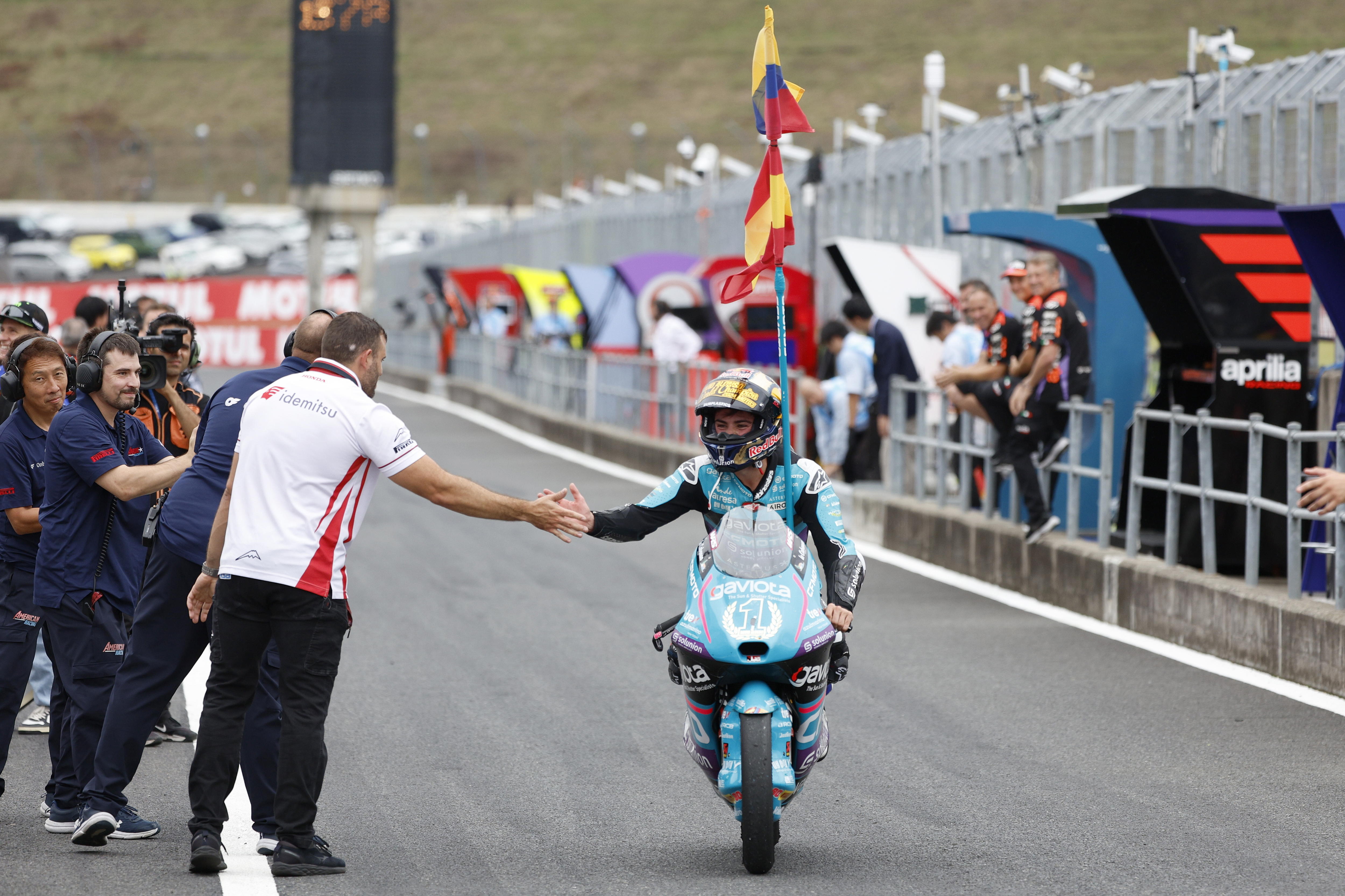 Motegi (Japan), 06/10/2024.- CFMOTO rider David Alonso of Colombia (C), winner and Moto3 World Champion, celebrates after the Moto3 race of the Motorcycling Grand Prix of Japan in Motegi, north of Tokyo, Japan, 06 October 2024. (Motociclismo, Ciclismo, Japón, Tokio) EFE/EPA/FRANCK ROBICHON