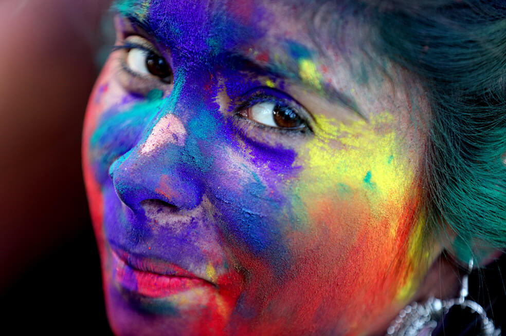 En India y Nepal se celebra por estos días la fiesta más colorida del mundo