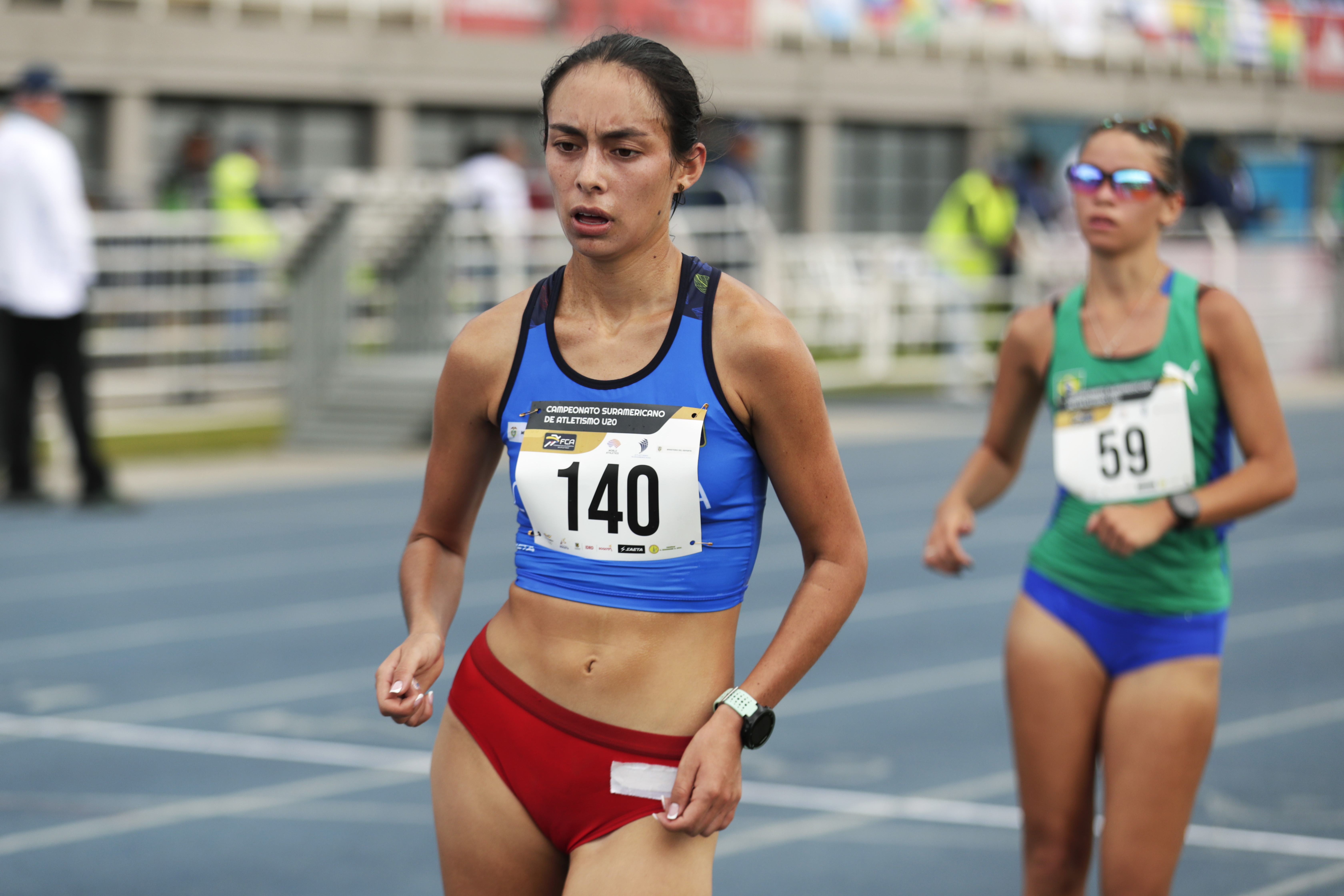 AME220. BOGOTÁ (COLOMBIA), 19/05/2023.- La colombiana Natalia Pulido durante su participación en la prueba final de 10.000 metros marcha femenino en la que ganó medalla de oro, hoy, durante el Campeonato Suramericano de Atletismo Sub-20 disputado en la unidad deportiva El Salitre en Bogotá (Colombia). Una nueva generación de atletas de 13 países se dan cita en el Campeonato Sudamericano Sub'20 de Atletismo de Colombia, una oportunidad para que los deportistas ratifiquen sus logros o comiencen a labrar su futuro en el deporte base. EFE/ Carlos Ortega