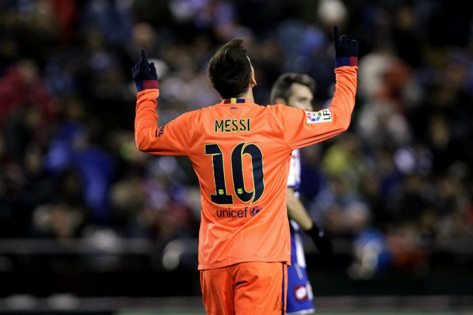La mejor versión de Messi lleva al Barcelona a pasearse en Riazor