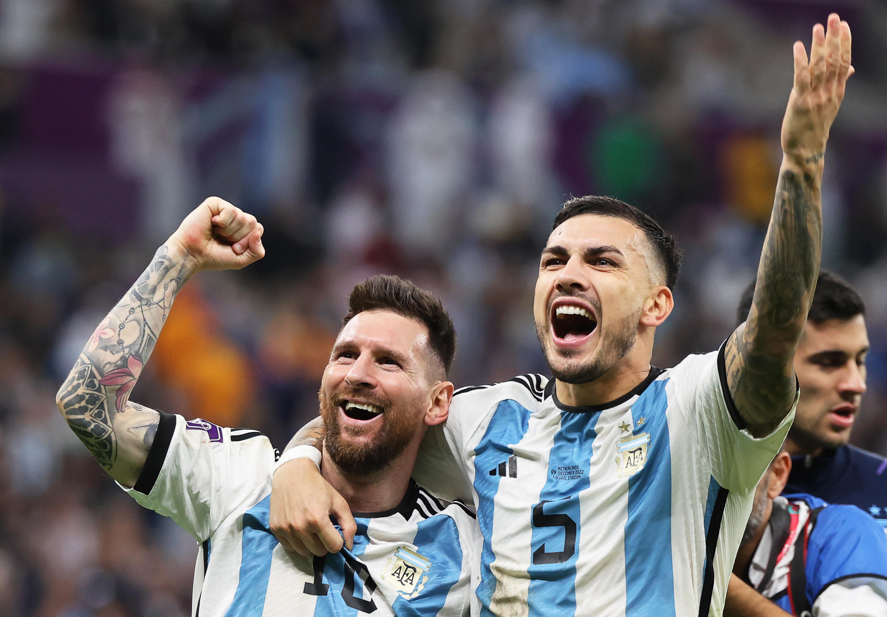 Lusail (Qatar), 09/12/2022.- Lionel Messi (L) of Argentina and teammate Leandro Paredes (R) celebrate after winning the penalty shoot-out of the FIFA World Cup 2022 quarter final soccer match between the Netherlands and Argentina at Lusail Stadium in Lusail, Qatar, 09 December 2022. (Mundial de Fútbol, Países Bajos; Holanda, Estados Unidos, Catar) EFE/EPA/Mohamed Messara