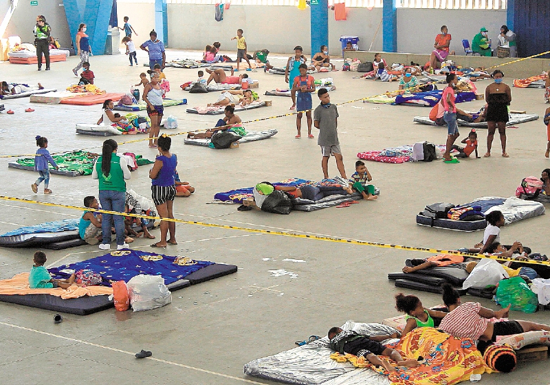 CTG004. CARTAGENA (COLOMBIA), 16/11/2020.- Varios personas permanecen en albergues a causa de las inundaciones en el sector Marlinda y la boquilla, hoy en Cartagena (Colombia). El paso del hurac·n IOTA frente a las costas de Cartagena de Indias deja este lunes marejadas que han inundado algunos sectores de la ciudad que est·n a orillas de la playa. EFE/ RICARDO MALDONADO ROZO