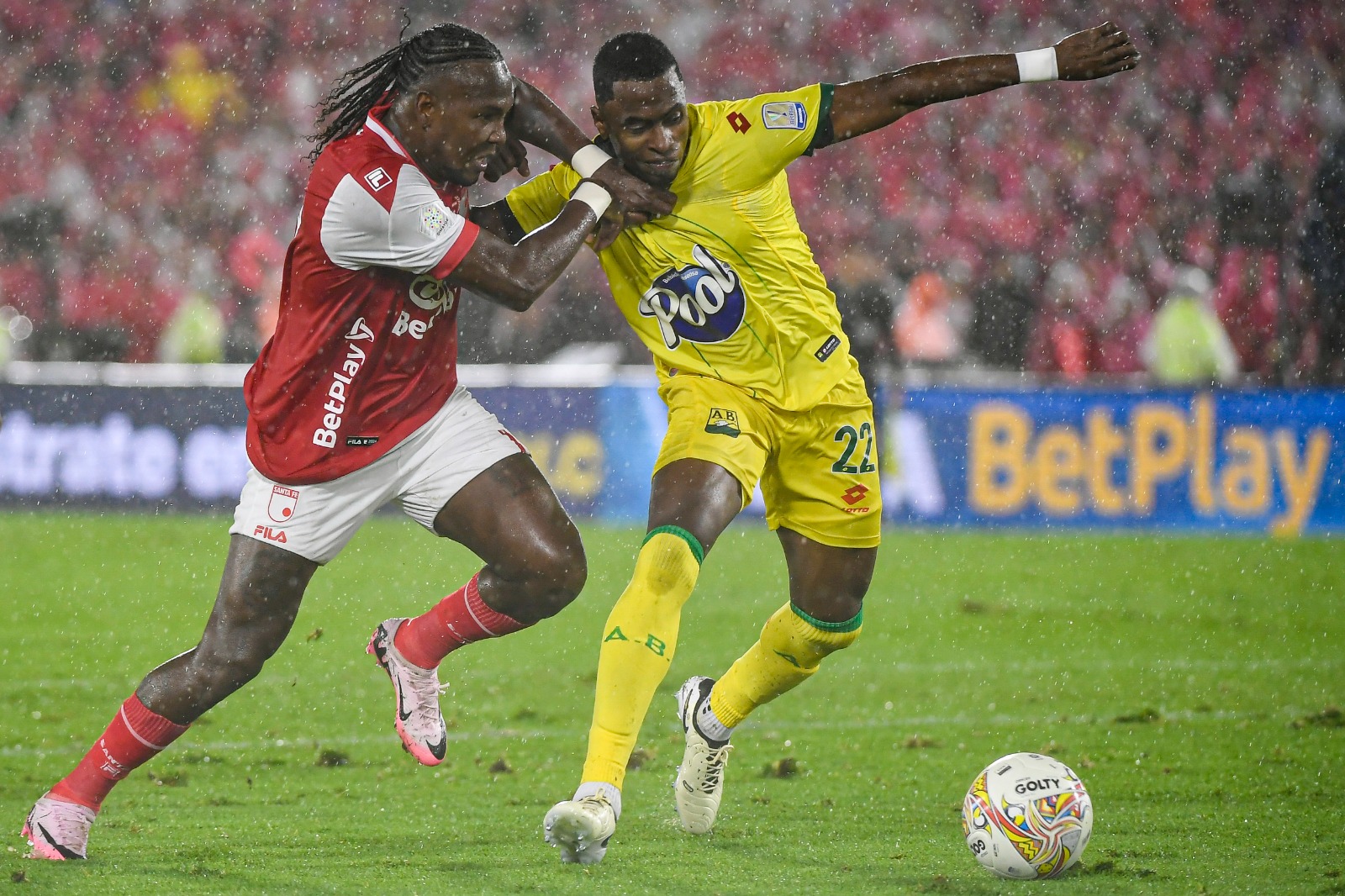 Hugo Rodallega (izq.) de Santa Fe se disputa la pelota con Fabry Castro de Bucaramanga en la final de la Liga BetPlay 2024-I.