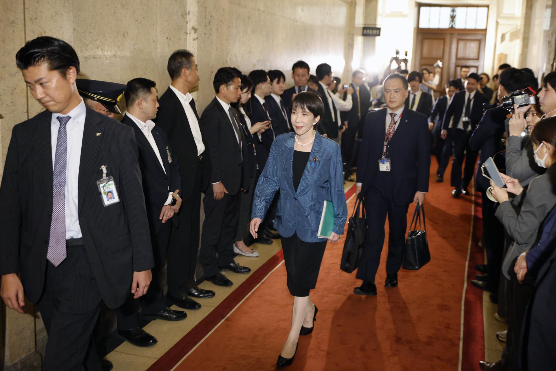 TOKYO (Japan), 20/10/2025.- Japan's ruling Liberal Democratic Party (LDP) President Sanae Takaichi (C) walks on her way to sign a coalition agreement with the Japan Innovation Party at the Parliament in Tokyo, Japan, 20 October 2025. Following the agreement between the two parties, LDP President Sanae Takaichi is poised to become Japan’s first female prime minister on 21 October 2025. (Japón, Tokio) EFE/EPA/FRANCK ROBICHON