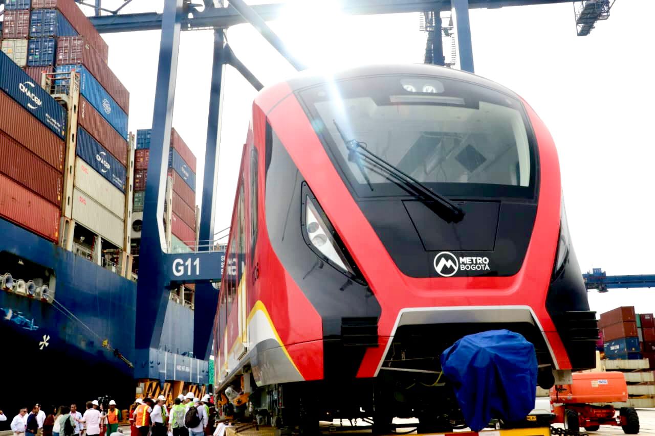 Desembarque del primer tren del Metro de Bogotá en el Puerto de Cartagena.