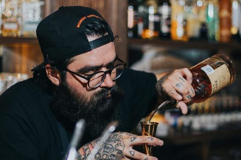 Antes de ser “bartender”, Daniel Hernández fue mesero en México. / Cortesía