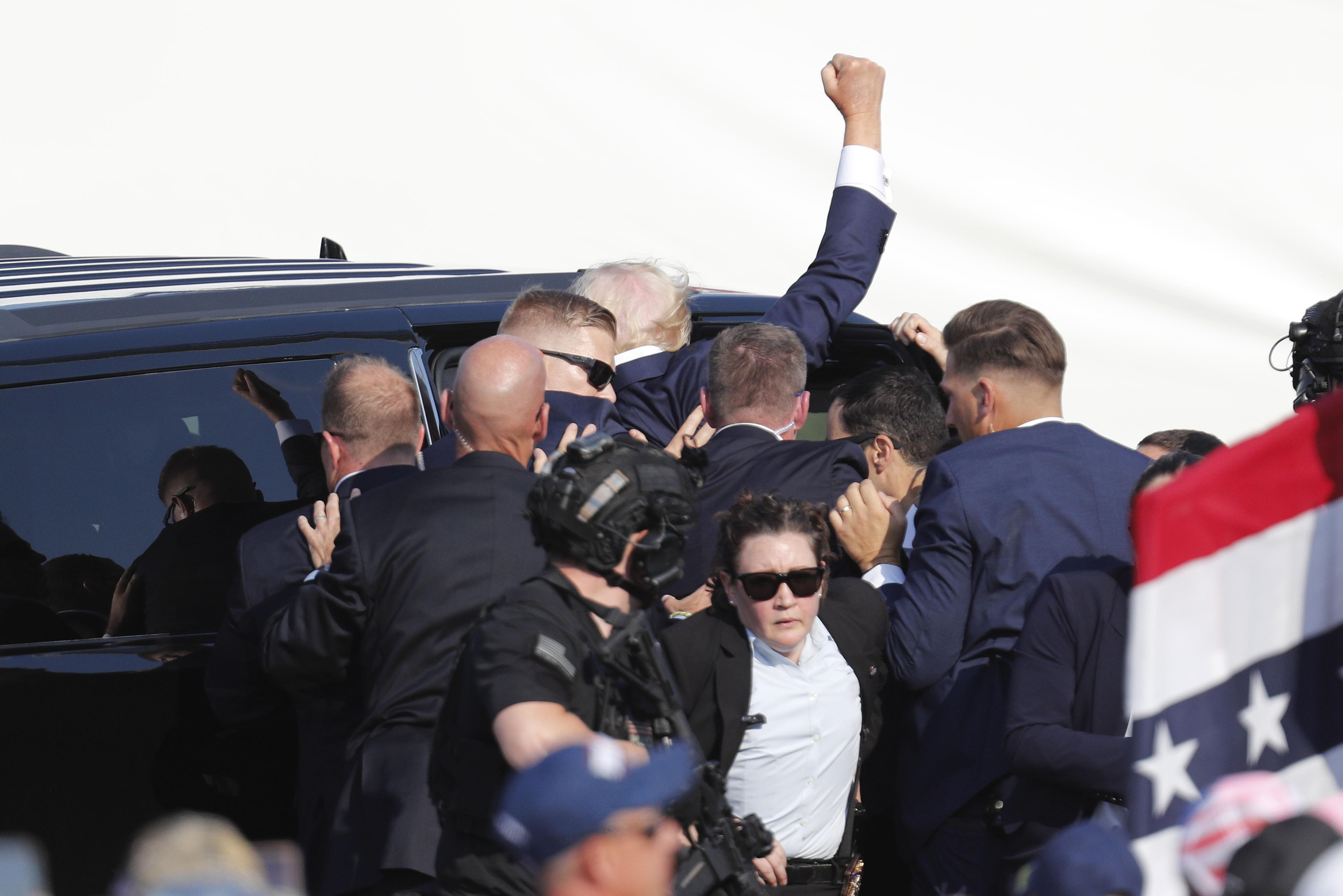 Butler (United States), 13/07/2024.- Former US President Donald Trump pumps his fist as he is rushed from the stage by secret service after an incident during a campaign rally at the Butler Farm Show Inc. in Butler, Pennsylvania, USA, 13 July 2024. According to a statement by a secret service spokesperson, the former President is safe and further information on the incident will be released when available. EFE/EPA/DAVID MAXWELL