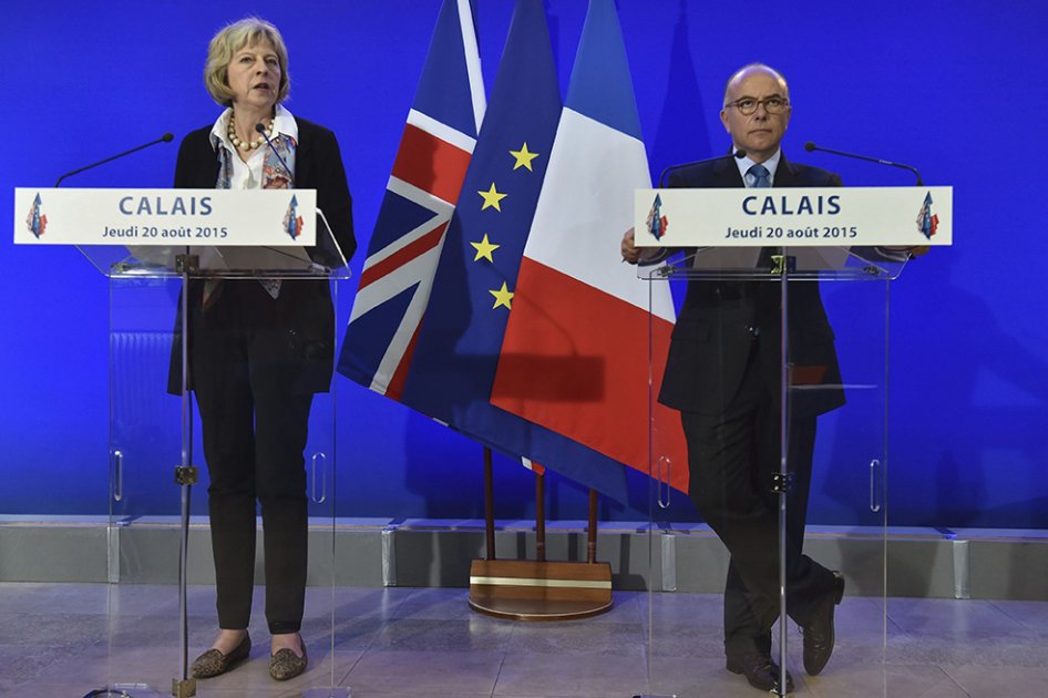 El ministro del Interior galo, Bernard Cazeneuve (i), y su homóloga británica, Theresa May. / EFE