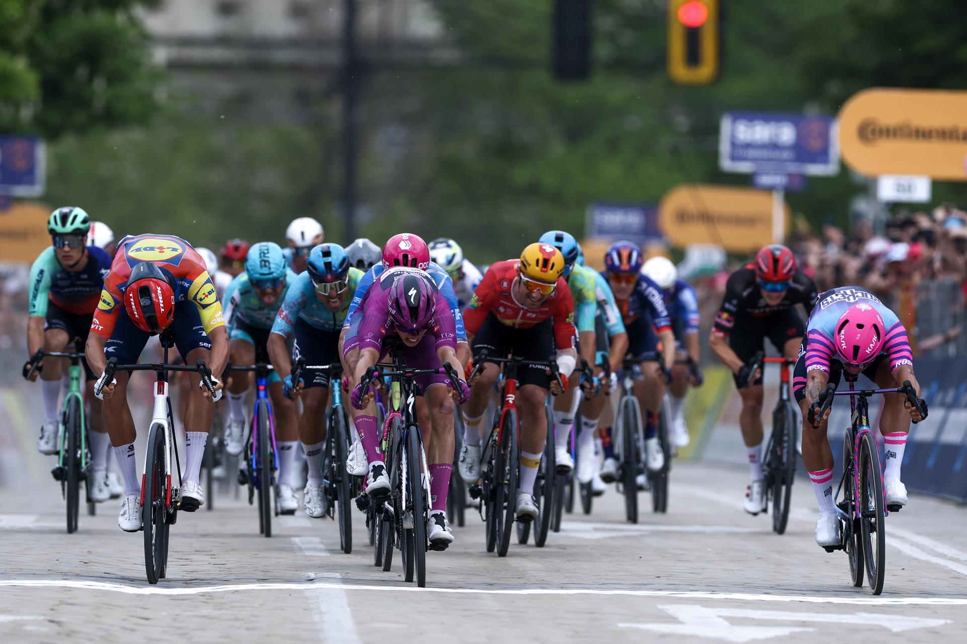 SOFIA (Bulgaria), 10/05/2026.- French cyclist Paul Magnier (C) of team Soudal Quick-Step crosses the finish line to win the 3rd stage of the 109th edition of the Giro d'Italia cycling race over 175km from Plovdiv to Sofia, Bulgaria, 10 May 2026. (Ciclismo) EFE/EPA/BORISLAV TROSHEV