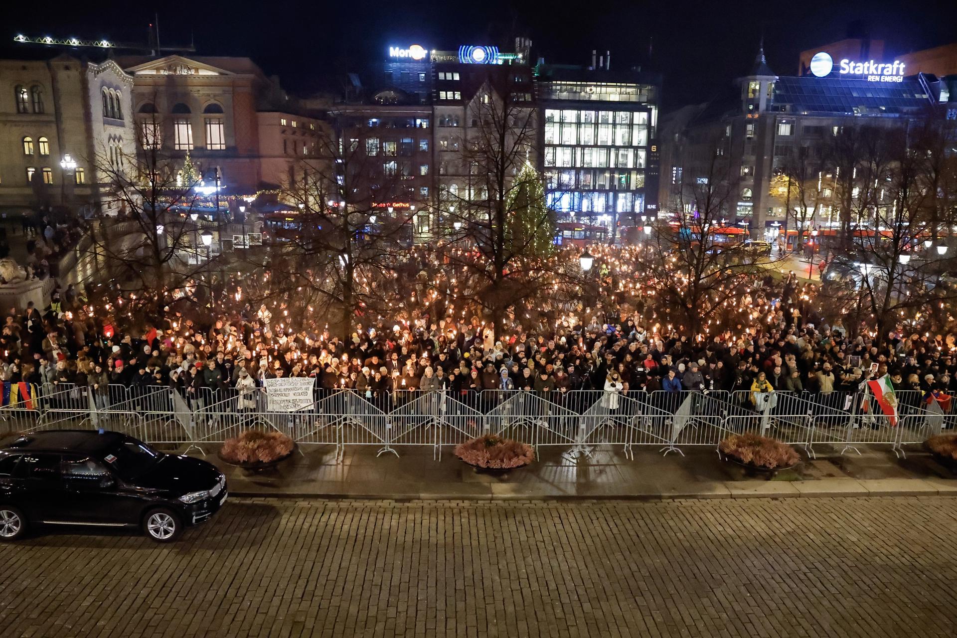 OSLO (Norway), 10/12/2025.- People attend a torchlight procession organised by the Norwegian Venezuelan Justice Alliance in honor of Nobel Peace Prize laureate Maria Corina Machado, in Oslo, Norway, 10 December 2025. Maria Corina Machado, the prominent Venezuelan opposition leader, was awarded the 2025 Nobel Peace Prize in recognition of her unwavering efforts to secure fundamental democratic rights for the Venezuelan people and for advocating a just, peaceful transition from the current dictatorship to popular sovereignty. Due to the political circumstances in her home country, the Nobel laureate was unable to attend the award ceremony in Oslo on 10 December. (Noruega) EFE/EPA/JONAS BEEN HENRIKSEN / POOL NORWAY OUT
